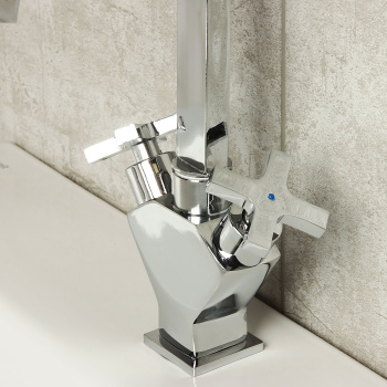 Смеситель для умывальника Potato P1073, короткий излив, двухвентильный Смеситель для умывальника Potato P1073, короткий излив, двухвентильный