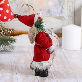 Дед Мороз в красной шубке с лесными гостинцами 16 см 4316754